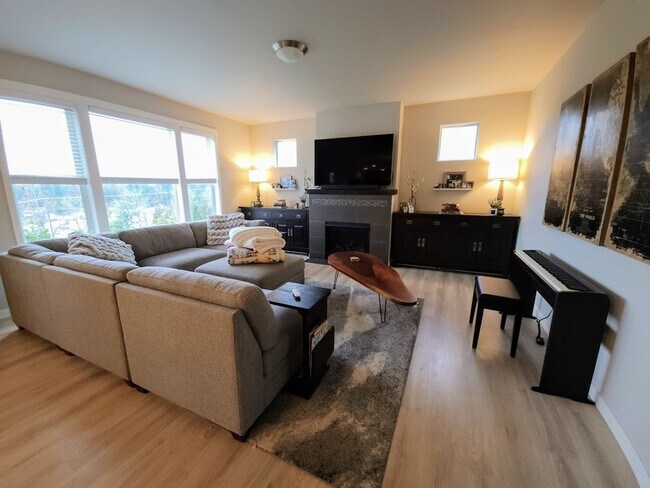 Building Photo - Gem Heights Area Luxury