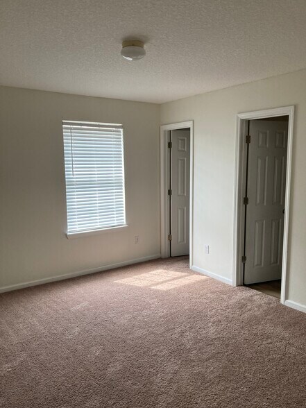 Building Photo - 421 Scrub Jay Dr