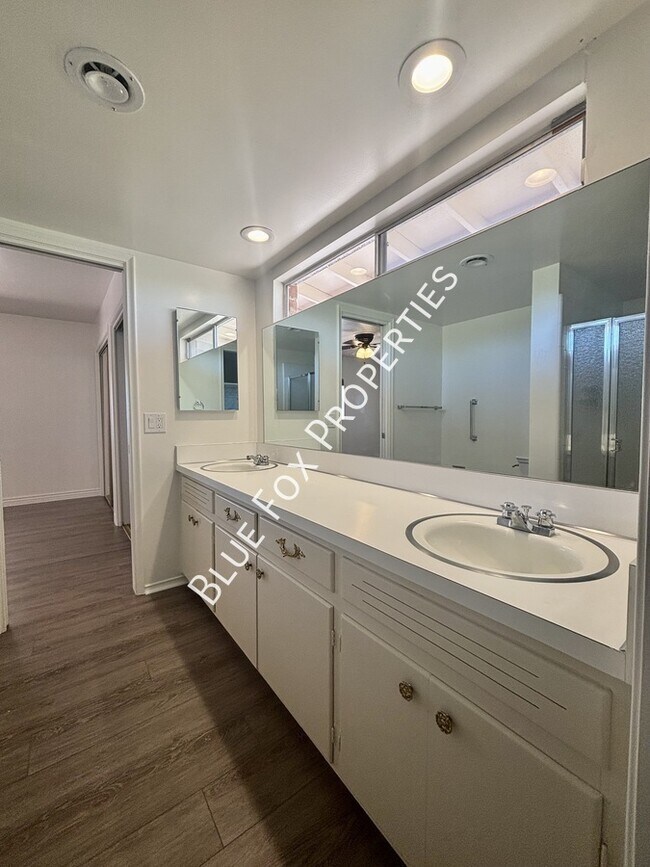 Building Photo - 900 E Vía Lucitas