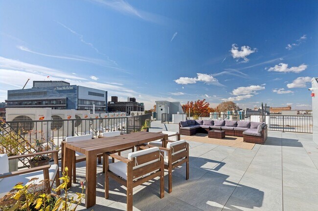 Building Photo - Stunning 1 Bedroom Apartment in University City