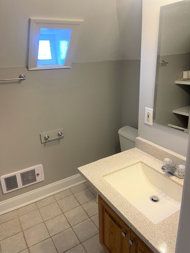 Building Photo - 5552 Avondale Pl