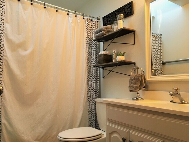 Building Photo - ***$1,000 Off First Month's Rent*** Charming Split Level in NE Bend - HUGE Yard!