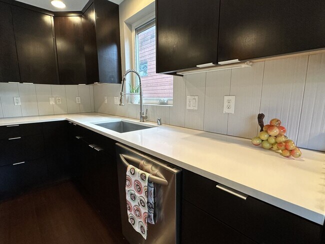 Building Photo - Beacon Hill Townhouse