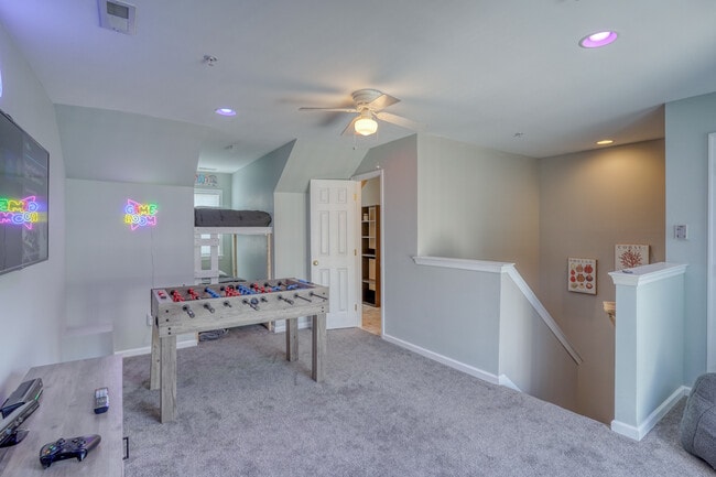 Building Photo - Fairfield Townhome