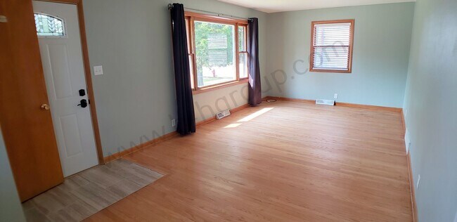 Building Photo - 3 Bedroom North side Ranch with Garage