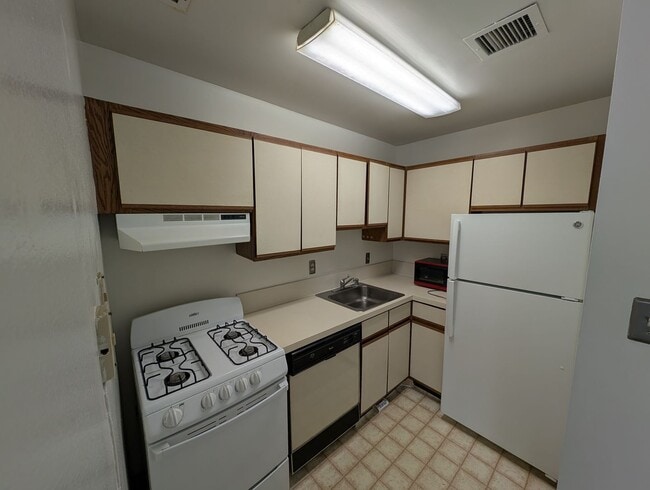 Building Photo - River Place Unit in Rosslyn!