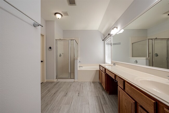 Building Photo - 18302 N Elizabeth Shore Loop