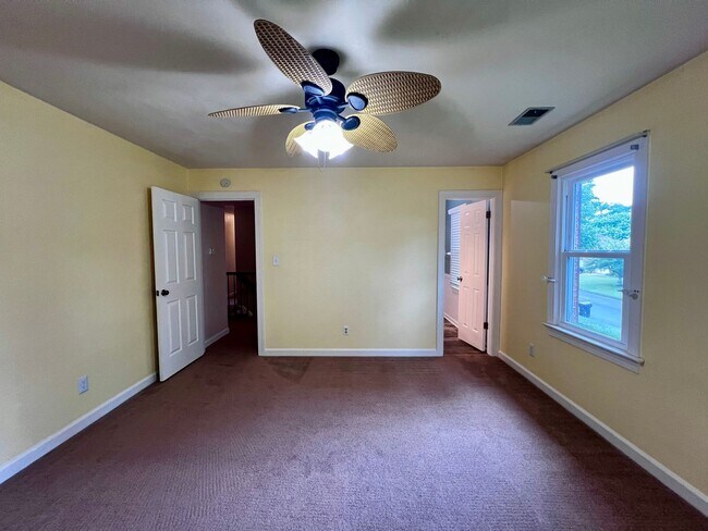Building Photo - Large 6 bedroom home with Pool in Virginia Beach
