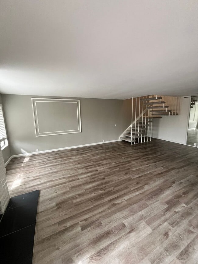 Building Photo - For Rent: 3 Bed, 2.5 Bath Townhome in Univ...