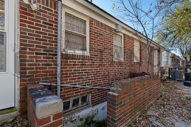 Building Photo - 2640 E Grail St