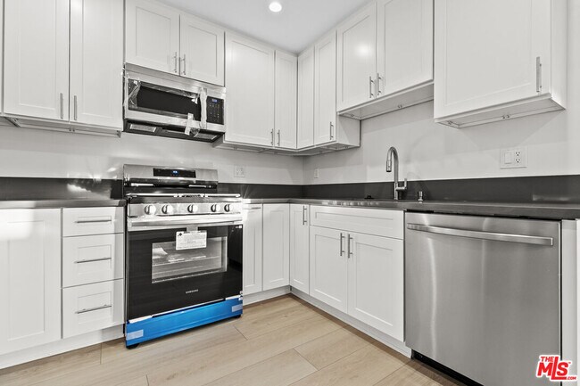 Building Photo - 330 E Dryden St