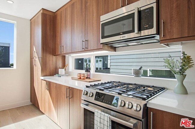 Building Photo - 853 Hyperion Ave