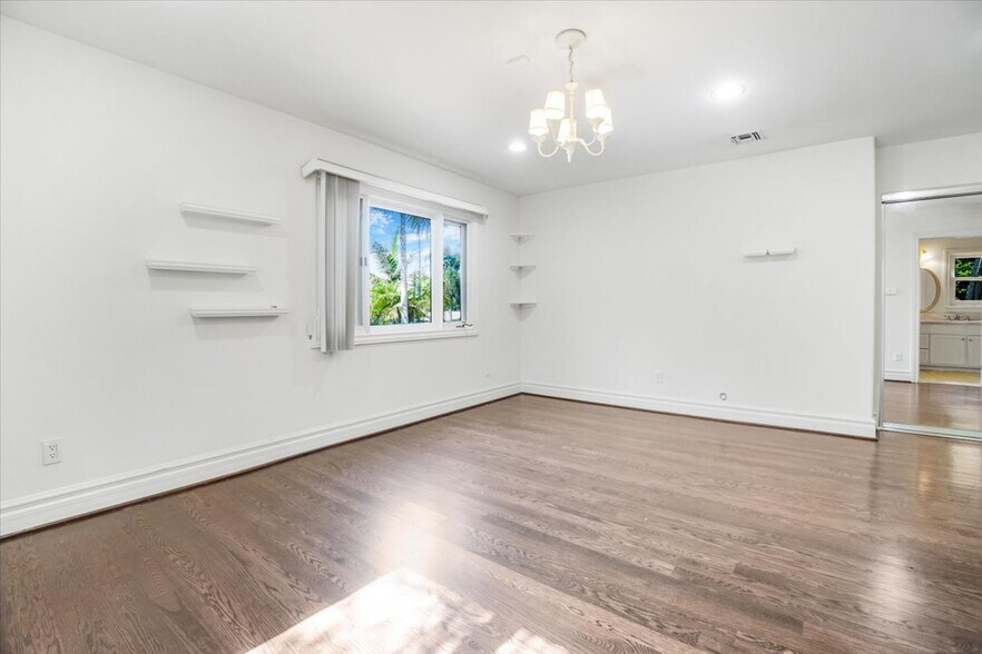 Building Photo - 114 S Layton Dr