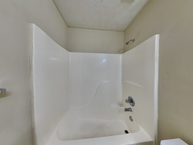 Building Photo - Charming 3 Bedroom 2.5 Bath Located in Riv...