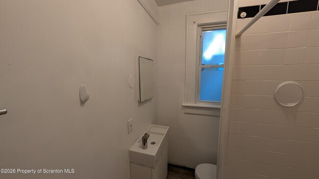 Building Photo - 914 W Lackawanna Ave