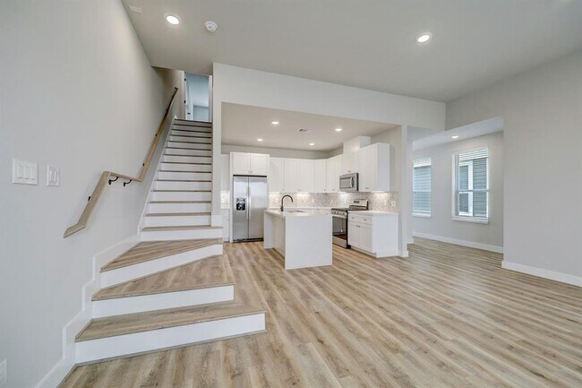 Building Photo - 5822 Cebra St