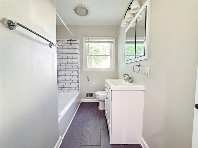 Building Photo - 1980 Kilburn Dr NE