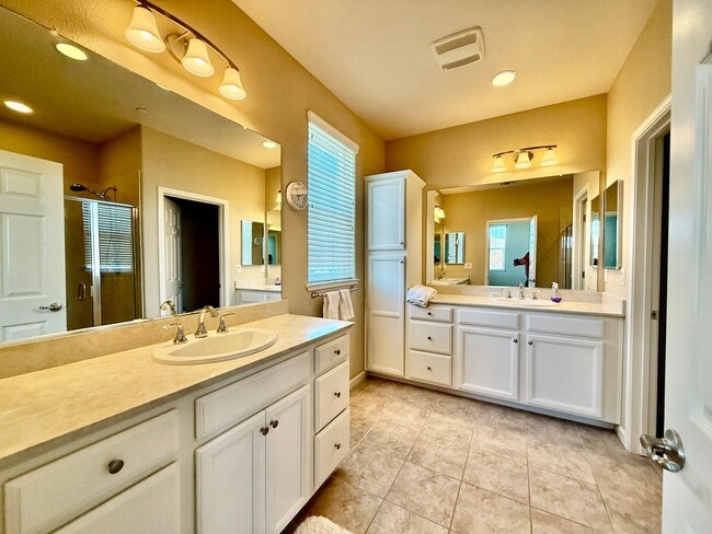 Building Photo - Great Home available immediately