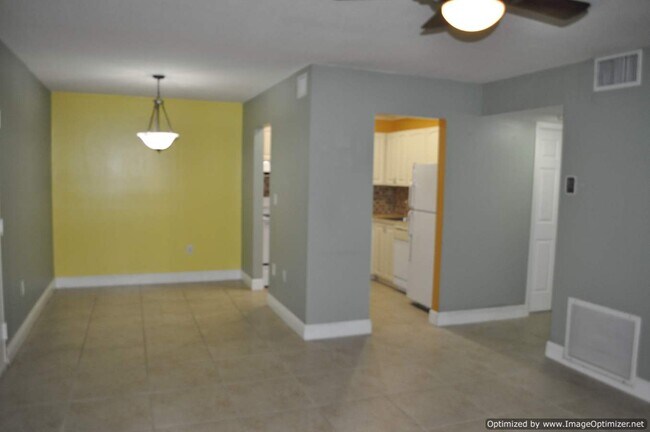Building Photo - 10413 N Kendall Dr