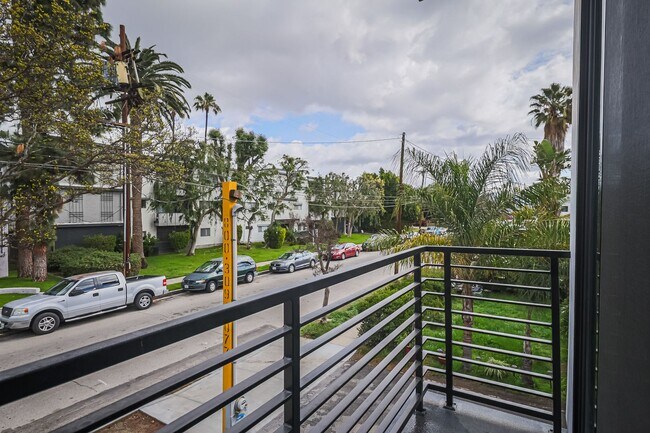 Building Photo - Modern 4 Bed / 3 Bath Townhome with Privat...