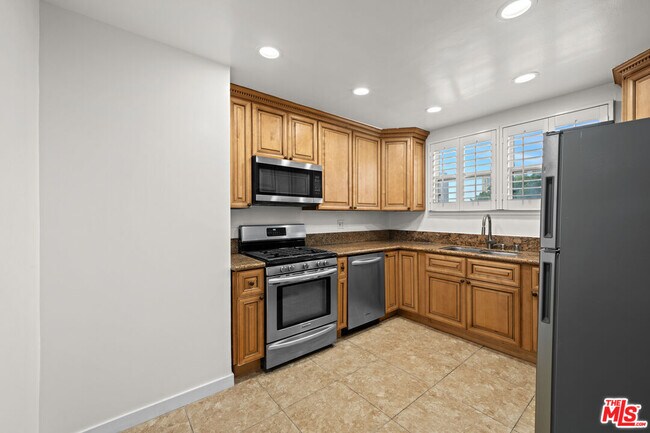 Building Photo - 354 S Camden Dr