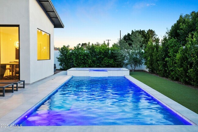 Building Photo - 4002 N 33rd Pl