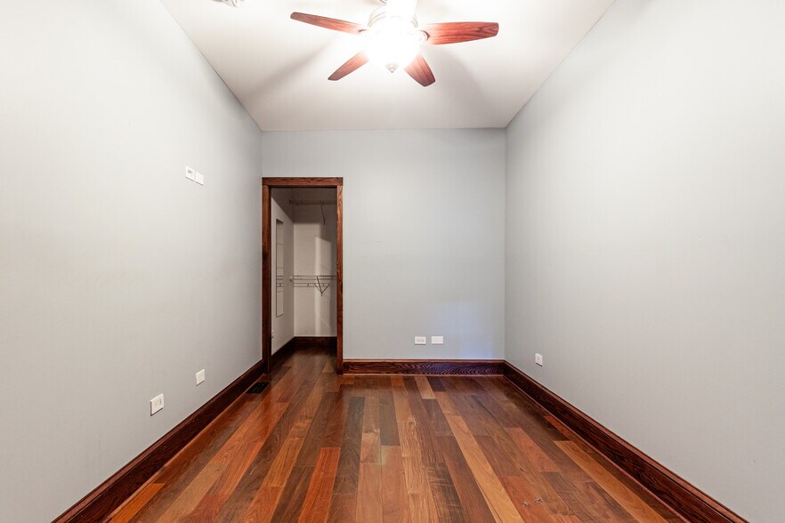 Building Photo - 1019 W Oakdale Ave