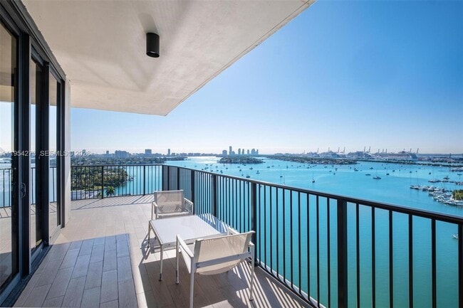 Building Photo - 1000 Venetian Way