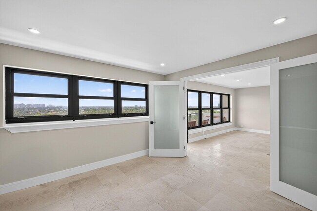 Building Photo - 3200 Port Royale Dr N