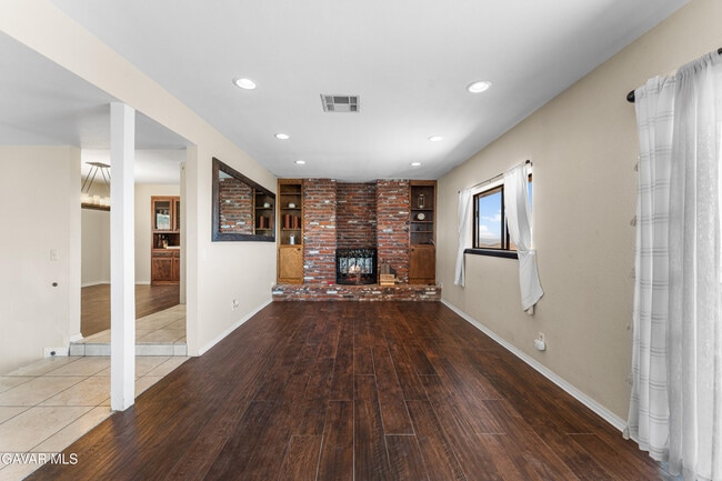 Building Photo - 1055 Lakeview Dr