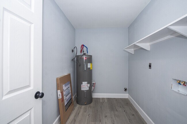Building Photo - 5429 De Lange Ln