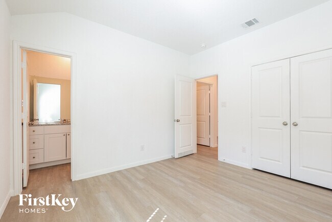 Building Photo - 10626 Vinateros Dr