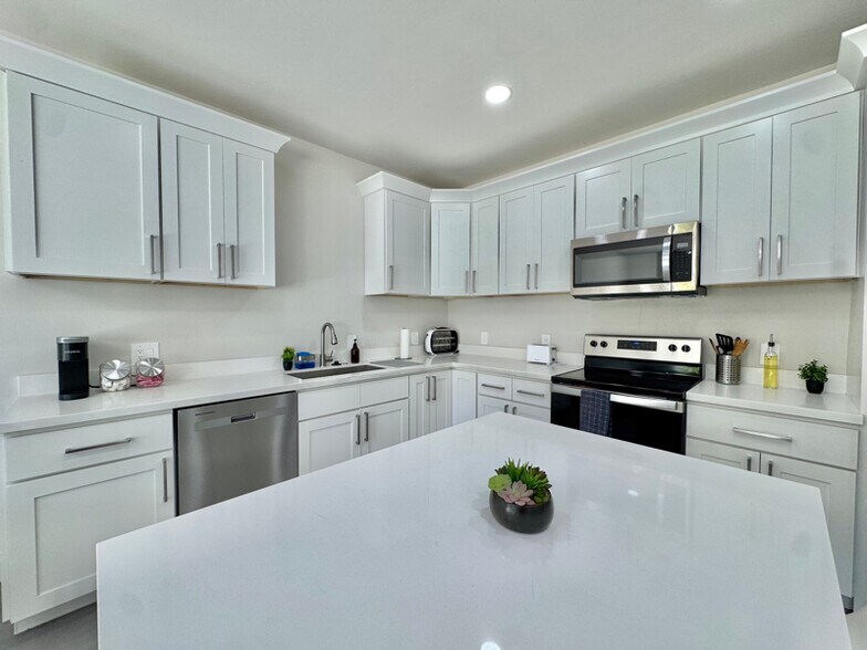 Building Photo - 2504 Leda Ave S