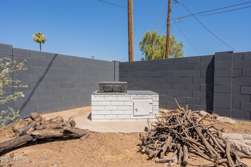 Building Photo - 822 W 18th St