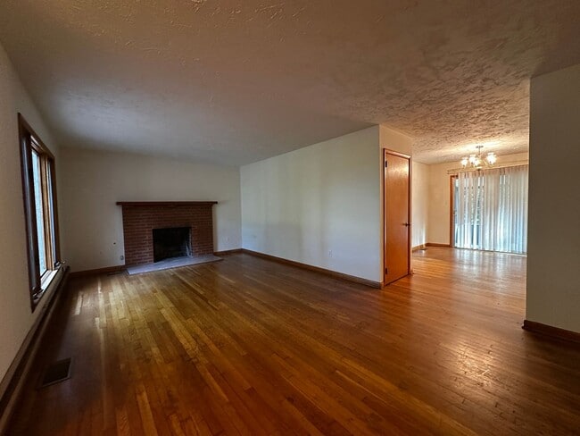 Building Photo - Spacious 3 bedroom/ 2.5 bath home near Exi...