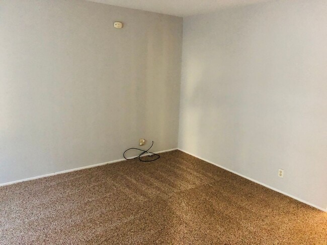 Building Photo - Great looking condo in a nice and clean complex