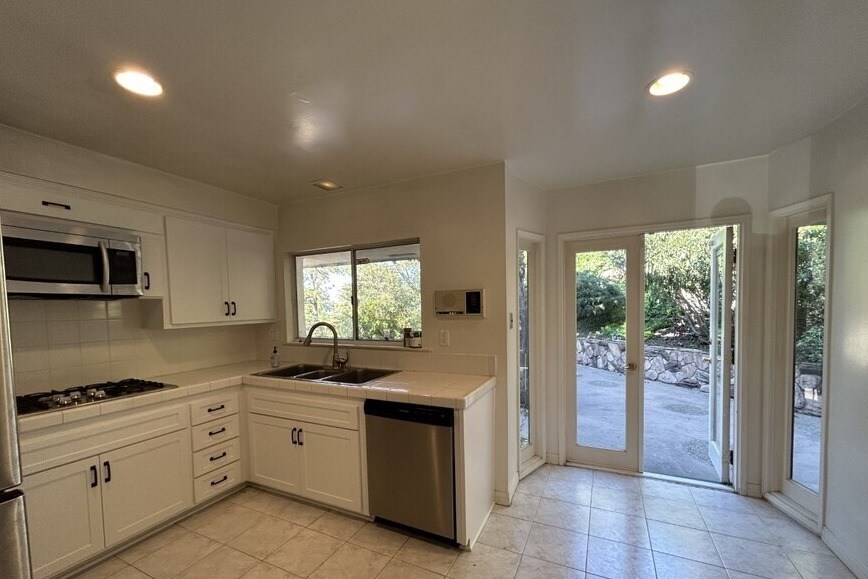 Kitchen - 17218 Escalon Dr