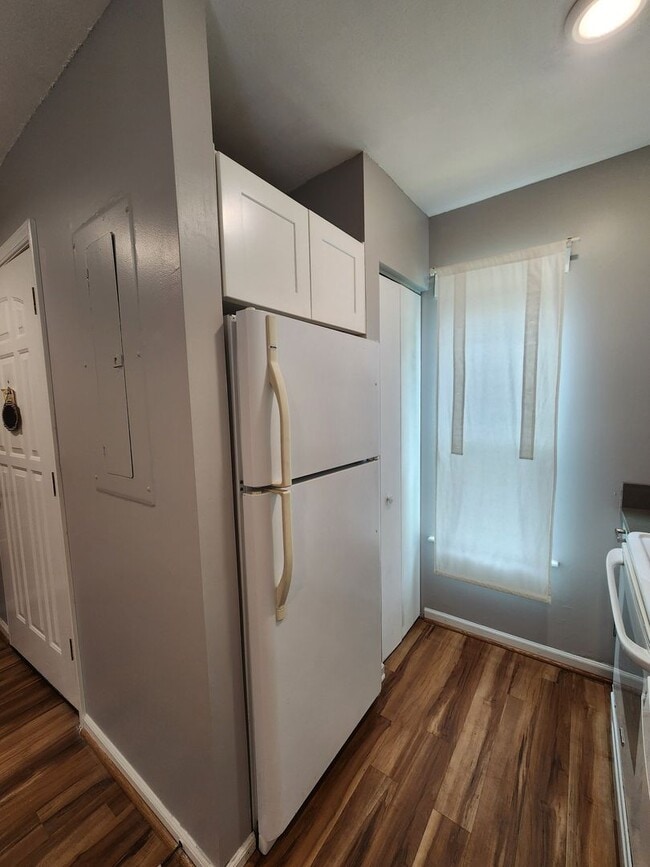 Building Photo - Black Mountain Rental!