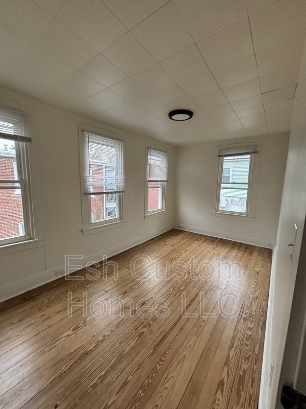 Building Photo - 28 Caroline St