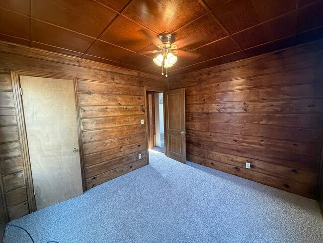 Building Photo - Two Bedroom, One Bathroom Home! Located Cl...