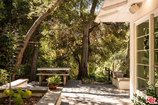 Building Photo - 2410 Nichols Canyon Rd