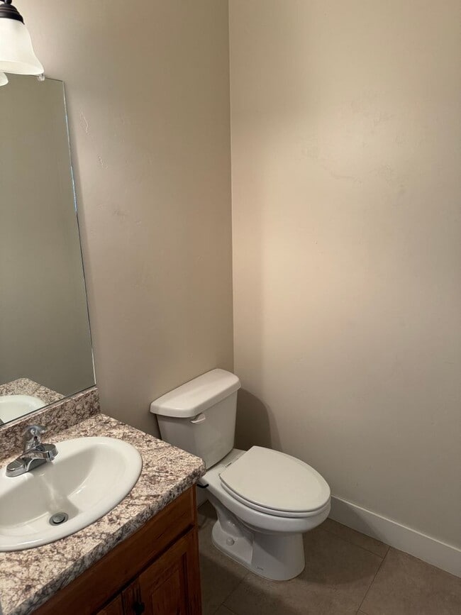 Building Photo - Spacious Townhome for rent in Rexburg