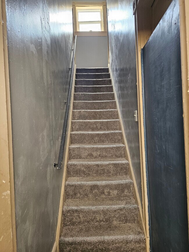 Building Photo - 3179 River Rd