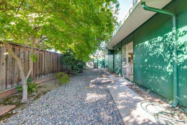 Building Photo - Eichler with Top Sunnyvale Schools