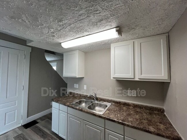 Building Photo - 305 Maple Ave