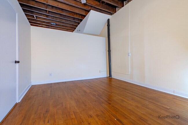 Building Photo - 2955 N Spaulding Ave
