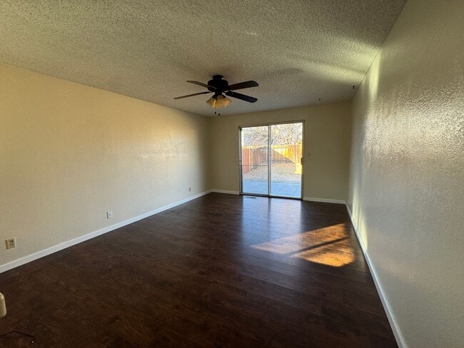 Building Photo - 3 Bed, 2 Bath Home Available NOW in Southeast Reno!