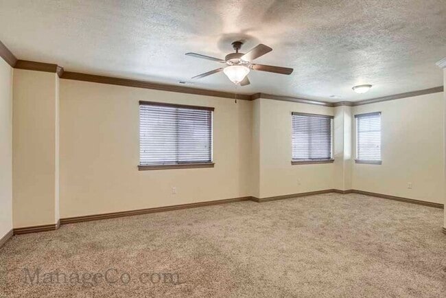 Building Photo - Spacious Orem Townhouse