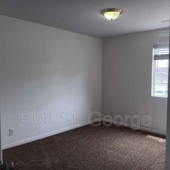 Building Photo - 1947 E 40 S Cir