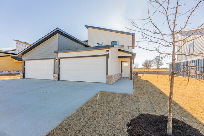 Building Photo - 1603 Casuarina Dr